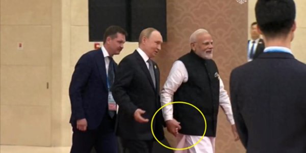 红海优配 在中国见到普京, 莫迪笑得合不拢嘴, 双方牵着的手, 一直不愿放开